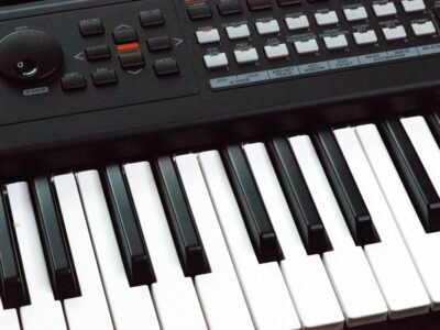 Продам синтезатор Yamaha PSR-E273