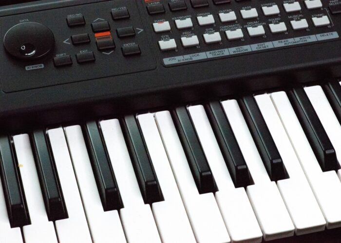 Продам синтезатор Yamaha PSR-E273